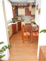 Prodme kompletn zrekonstruovan drustevn byt 3+1 v Uherskm Ostrohu.Nov okna, podlahy, omtky, rozvody, zdn jdro, velk kuchy. Veker nbytek na mru.