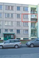 Pronjem bytu 3+1 s lodi, kter je umstn v 3.NP/4.NP. Pokoje jsou neprchoz, kompletn zazen v.elektrospotebi v kuchyni a koupeln. Gar 21,3 m2 v dom. K dispozici ihned. 


