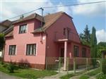 Rodinn dm se samostatn stojc gar a dlnou v klidn sti obce. U domu zahrada. Pzem: 2 pokoje, kuchy, soc. zazen (koupelna, WC), kotelna, chodba. 1.NP: chodba, pokoj a terasa - monost vstavby dvou dalch podkrovnch pokoj. Topen na tuh paliva a el. kotel, obe ...