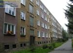 Nabízíme Vám zařízený byt o velikosti 2+1 (56m2) ve druhém patře panelového domu ve Varnsdoru. Kuchyňská linka je v udržovaném stavu s plyn. sporákem, digestoří a lednicí s mrazákem.Bytové jádro je umakartové. Byt je kompletně vybavený nábytkem a spotřebiči - dvojlůžko, šatní skř ...