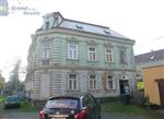 Nabízíme k prodeji budovu (vilu) ve Šluknově. Lze ji využít jako rodinnou dvougenerační vilu s velkou zahradou a třemi prostornými bytovými jednotkami 2+1, 3+1 a (2+1 v rekonstrukci) + velké podkroví připravené pro vestavbu. Každý byt má samostatné vytápění krbovými kamny. V souč ...