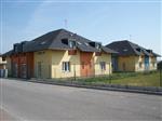 BYT SE NACHZ V NOVOSTAVB BYTOVHO DOMU(VILY)V ALANOVCH SADECH  V JIN.DM SE TYMI TM STEJNMI BYTY O VELIKOSTI 4+KK,SE SAMOSTATNM SCHODITM,S VLASTN OPLOCENOU ZAHRDKOU,PSTUPNOU PMO Z BYTU.VHODN JE I K NMU NLEC ZASTEEN GAROV STN A DTSK HIT NA ...