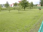 1. Třeboňská realitní kancelář - Reality Třeboň nabízí udržovanou zahradu se vzrostlými ovocnými stromy, kompletně oplocenou, 760 m2, možnost stavby rodinného domu, všechny sítě na okraji pozemku. Dobrá dostupnost vlakového i autobusového spojení.