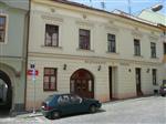 DOPORUUJEME!! Nabzme k prodeji dm nachzejc se v centru msta. V pzem domu je vybudovna restaurace s hlavn mstnost a barem, oddlenm salnkem, kuchyn, socilnm zzemm, dvorem s venkovnm posezenm pod pergolou. V podzemnm podla je klenut mstnost, kterou je m ...