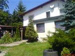 Rodinn dm s pknm vhledem na Perov a Hostn.Nen v povodov oblasti.Celkem plocha 1225m2.Dm po sten rekonstrukci 120m2.V pzem se nachz vstupn hala,s chodby vchod do kychyn  4x4m2,obyvk4x5m2,koupelna4x2m2,kumbl 4x2m,WC,pokoje nejsou prchoz.V pate jsou 4 poko ...