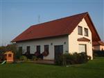 Prodme rodinn dm se zahradou v obci Citonice, okres Znojmo. Kolaudace domu 12/2002, psteku pro dv auta 1/2009. Pzem domu - komlpletn hotov bytov jednotka (96,3m2). Dm lze rozdlit jednou pkou na dv bytov jednotky se samostatnmi vchody. Dm se nachz ve slep ...