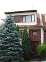 Nabzme prodej adovho RD 5+1 v obci Dobice, okres Znojmo. Zastavn plocha je 99 m². Dm je typodlan, o dvou podzemnch podlach a dvou nadzemnch podlach. Vytpn stedn na zemn plyn, rozvody vody studen i tepl, zdroj tepl vody plynov prtokov ohva. K ...