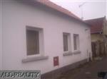 Prodej pzemnho rodinnho domku 3+kk, s pozemkem 200m2, po rekonstrukci - plastov okna, plastov dvee, kuchysk linka se spotebii, nov koupelna, na dvorku zmkov dlaba, nov stecha. Veejn vodovod, kanalizace, plyn - plynov topen, elektina 220. Veker obansk vyb ...