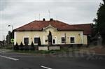 Nabzme prodej zajmavho komernho objektu s bytovou jednotkou 2+1 v krsn lokalit obce Lubno, je le kousek od Hrdku u Nechanic a Novho Bydova. Pzemn, cihlov dm stoj na pozemku o celkov vme 532 m2, zastavn plocha in 473 m2 a pedzahrdka 59 m2. Dm je z  ...