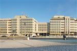 Původně budována pro Ministerstvo elektroprůmyslu, později sídlo Škody a dnes nově zrekonstruovaná administrativní budova Hradčanská Office Center nabízí v malebné oblasti Prahy 6 přes 9 000 m2 pronajímatelné plochy.Aktuálně volné prostory:- 1. patro, kanceláře 633m2 - 2. patr ...
