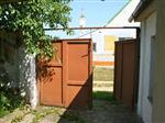 Jedn se o chalupu v okrajov sti obce, jednopodlan se sedlovou stechou. Obytn st obsahuje kuchy, dva pokoje, chodbu, koupelnu a splachovac WC. Navazuje men hospodsk staven, dlna, klna, vodrna, dvorek a mal zahrdka. Dm je napojen na elektinu, obecn vodovod ...