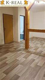 Pronajmeme samostatn uzamykateln pokoj s vlastnm socilnm zazenm, Beclav, okr. Beclav, Jihomoravsk kraj, R. V tsn blzkosti centra. Pokoj m 25 m2, ve tetm pate bez vtahu. Jedn se o podkrovn pokoj, 2 sten okna. Dm bez majitele, uren jenom k pronajmn. Po ...