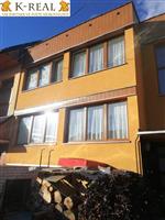 Pronajmeme byt v rodinn�m dom�, Buchlovice, okr. Uhersk� Hradi�t�, Zl�nsk� kraj.Jedn� se o �adov� rodinn� d�m, v jeho� cel�m jednom pat�e se nach�z� p�edm�tn� byt. Patro prvn�. P��stup chodbou po schodech do patra. Byt je p�kn�, v dobr�m stavu, prostorn� a slunn�. S velkou halou ...