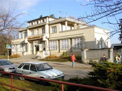 Prodej lukrativn budovy s bankou a 3 byty v centru Chlumce nad Cidlinou
