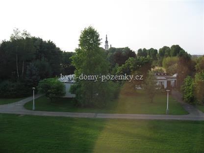 Nabízím k pronájmu zařízený byt s lodžií o velikosti 2+1+komora, 58m2