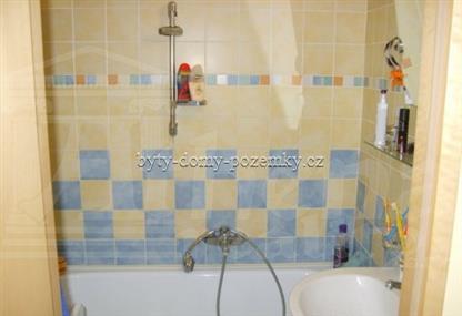 Zrekonstruovaný, světlý byt 3+1 s balkonem